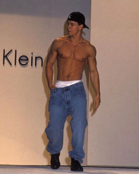 Mark Wahlberg Daughter, Mark Wahlberg Muscle, Mark Wahlberg Fear, Mark Wahlberg Calvin Klein, Calvin Klein Models, 90s Men, Mark Wahlberg, Tumblr Boys, Kate Moss