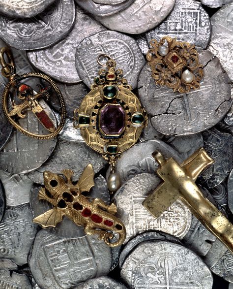 [Artefact] Gold jewellery recovered from the wreck of the Spanish Armada galleas The Girona, wrecked of the coast of Northern Ireland with over 1300 people on board, many of whom had been rescued from other wrecks 1588CE. Treasure Hunter Aesthetic, Tudor Artifacts, Sunken Ships, Spanish Treasure, Fairytale Town, Sunken Treasure, Spanish Armada, Pieces Of Eight, Bank Money