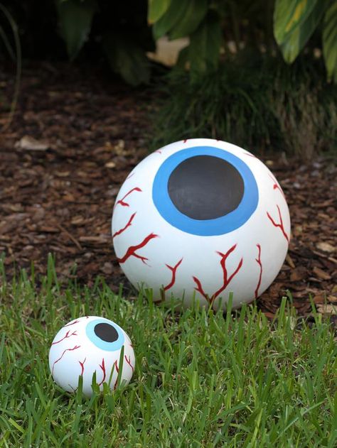 DIYNetwork.com has instructions on how to make giant bloodshot eyeballs for outdoor Halloween decorating. Easy Outdoor Halloween Decorations, Diy Halloween Dekoration, Scary Halloween Decorations Diy, Halloween Diy Outdoor, Halloween Front Doors, Casa Halloween, Homemade Halloween Decorations, Halloween Decorations Diy Outdoor, Diy Halloween Decor