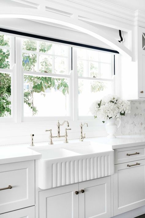 10 easy ways to decorate your home with Hamptons style decor | Home Beautiful Magazine Australia Hampton Style Kitchen, Hamptons Farmhouse, Kitchen Sink Ideas, Hamptons Style Decor, Ceramic Kitchen Sink, Hamptons Kitchen, Hamptons Style Home, Styl Hampton, Hampton Home