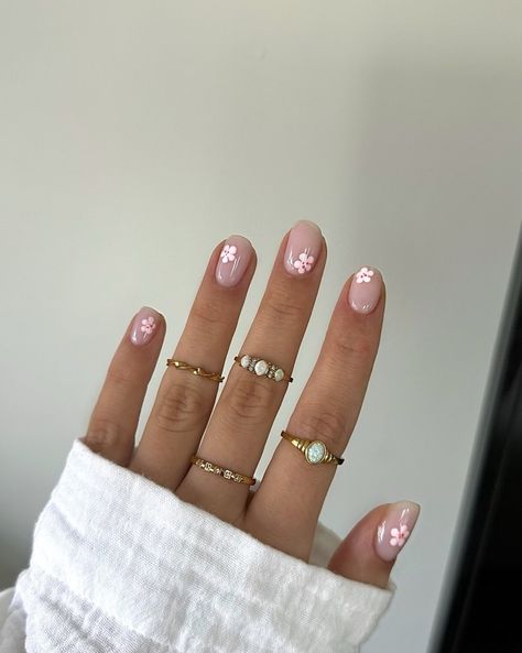 42 Spring Nail Art Designs To Try - Beauty Bay Edited Short Nails Summer, Builder Gel Nails, Short Gel Nails, Short Square Nails, Simple Gel Nails, Summery Nails, Minimal Nails, Casual Nails, French Acrylic Nails