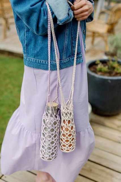 Bag For Water Bottle, Knitted Water Bottle Holder, Crochet Bottle Holder Free Pattern, Crochet Water Bottle Holder Pattern Free, Water Bottle Crochet Holder, Water Bottle Crochet, Crochet Water Bottle Holder Pattern, Diy Bag And Purse, Water Bottle Holder Pattern