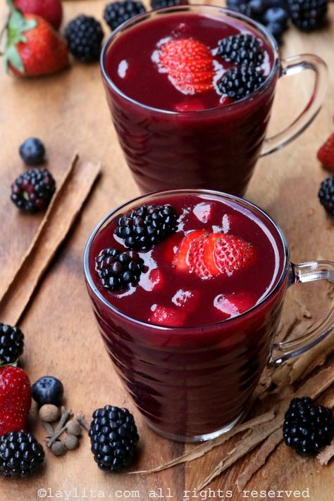 Traditional Ecuadorian colada morada drink Purple Corn, Ecuadorian Food, Latin American Food, Berry Drinks, Latin Food, Fruit Drinks, Kitchen Recipes, Cilantro, Arsenal