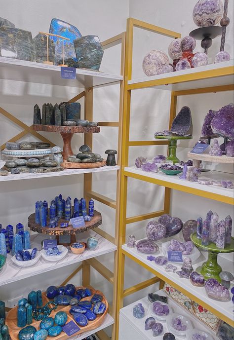 Rock Shop Displays, Crystal Shop Display Ideas, Crystal Shop Aesthetic, Crystal Collection Display, Crystal Store, Metaphysical Store, Yoga Studio Design, Crystal Room, Crystals For Manifestation