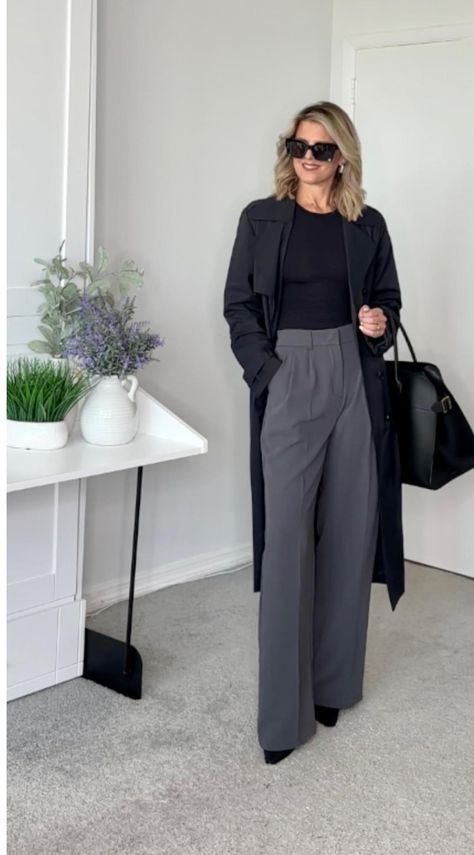 Minimalist Outfits Women Street Styles, Gray Work Pants Outfit, Grey Pants Outfit For Work Women, Winter Work Outfits Women, Grey Trousers Outfit Women, Student Wardrobe, Corporate Outfits For Women, Minimalist Outfits Women, Classy Trousers