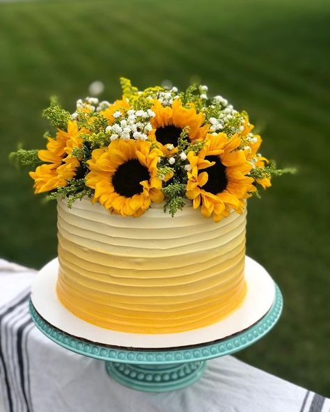 Sunflower Cake Design, Sunflower Birthday Cakes, 30 Anniversary, Sunflower Birthday Parties, Sunflower Wedding Cake, Sunflower Birthday, Sunflower Party, Cake Girl, Candy Birthday