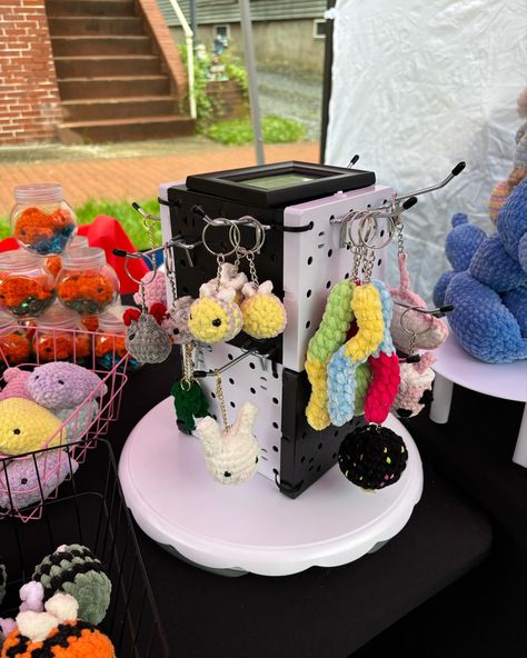 Crochet Pop Up Shop Ideas, Christmas Crochet Ideas To Sell, Stuffies Crochet, Crochet Market Setup, Crochet Small Business, Market Crochet, Crochet Craft Fair, Craft Market Display, Vendor Displays