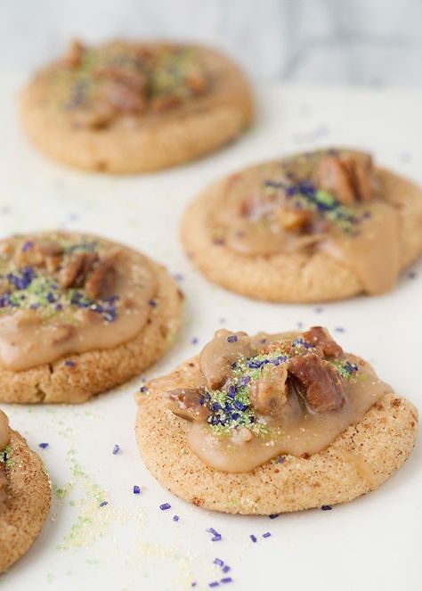 king cake cookies with praline pecan recipe Praline Pecans Recipe, Praline Recipe, Mardi Gras King Cake, Mardi Gras Food, Pecan Pralines, Pecan Recipes, Mardi Gras Party, King Cake, Pecans