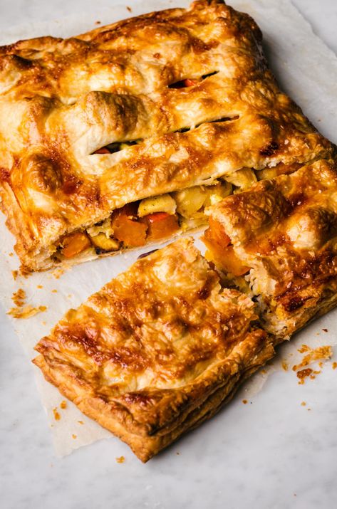 Roasted Vegetable Pie with Puff Pastry | occasionallyeggs.com #veganrecipes #holidays Vegetable Pie Puff Pastry, Vegan Christmas Pie, Vegan Thanksgiving Main, Dinner Main Dishes, Vegan Thanksgiving Main Dish, Thanksgiving Main Dishes, Pie With Puff Pastry, Thanksgiving Main Dish, Thanksgiving Mains