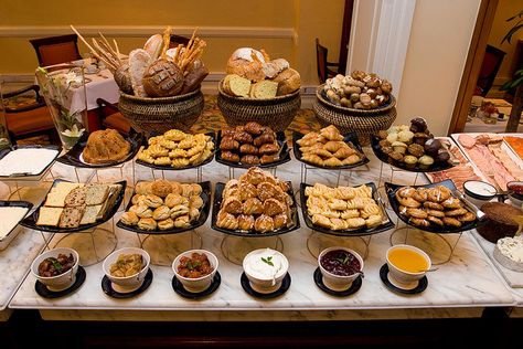 :) Breakfast Buffet Table, Hotel Breakfast Buffet, Grill Breakfast, Buffet Bar, Hotel Buffet, Brunch Bar, Ideas For Breakfast, Hotel Breakfast, Brunch Table