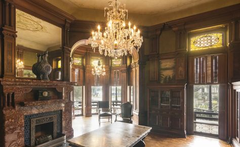 Texas Mansions, Bishop Castle, American Castles, Victorian Style House, Victorian Interior, Dining Room Ceiling, Galveston Texas, Historic District, Grand Staircase