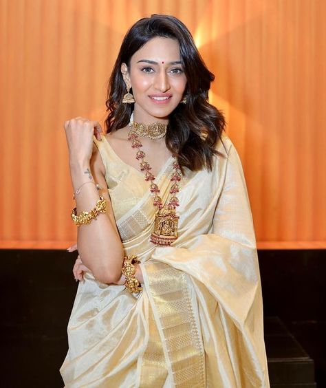 erica fernandes in gold saree god jewellery Erica Fernandes, Traditional Silk Saree, Modern Saree, South Indian Sarees, Set Saree, Saree Poses, Simple Sarees, Silk Saree Blouse Designs, White Saree