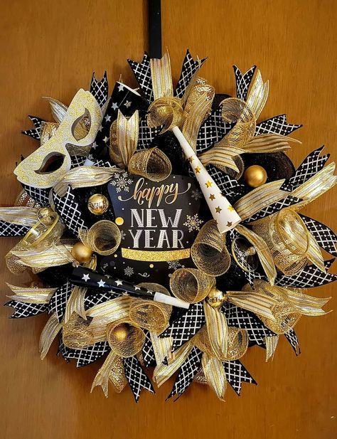 New Year’s Eve Wreath, New Years Eve Wreath, New Years Wreath Diy, New Year Wreath Diy, New Years Door Decorations, New Years Wreaths, Horseshoe Wreaths, Diy Nye Decorations, New Years Wreath