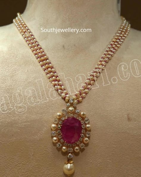 Pearl necklace with diamond ruby pendant photo Pearl Necklace With Diamond, Hindu Jewelry, Ruby Jewelry Necklaces, Gold Pearl Jewelry, Gold Items, Necklace With Diamond, Pearl Jewelry Design, Gold Jewelry Simple Necklace, Antique Jewellery Designs