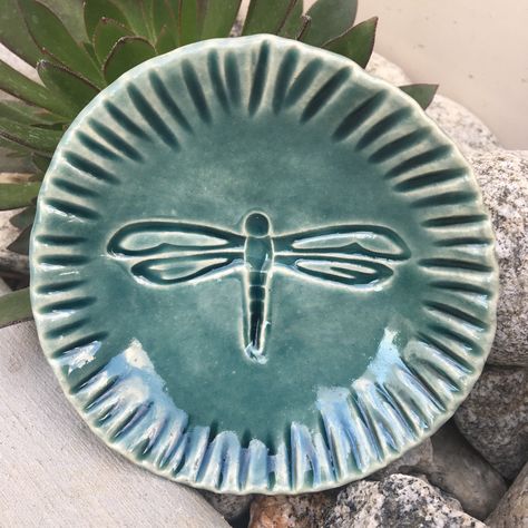 Dragonfly Ceramic, Dragonfly Pottery, Pinch Pot Ideas, Dragonfly Decor, Clay Studio, Pottery Crafts, Clay Art Projects, Ceramics Pottery Art, Pottery Making