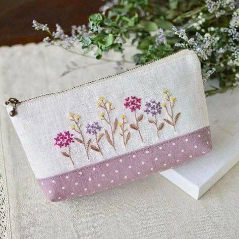 Sulaman Pita, Hand Embroidery Tutorial, Embroidery Bags, 자수 디자인, Bag Ideas, Hand Embroidery Art, Patchwork Bags, Embroidered Bag, Embroidery Ideas