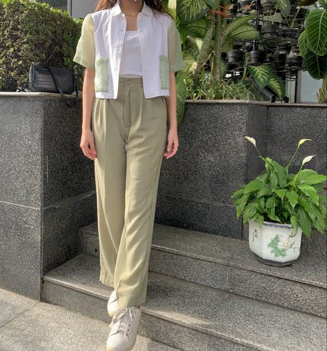 green white outfit inspo Pastel Green Pants Outfit, Earth Tone Outfits Women, Green White Outfit, Outfit Earth Tones, Green And White Outfit, Earth Tones Outfit, Ootd Moodboard, Earth Tone Outfits, Korean Outfit Ideas