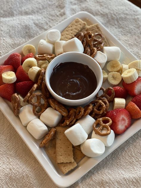 Nutella Board, Girls Night Snacks, Food Fantasy, Night Snacks, Coffee Decor, Healthy Food Motivation, Healthy Snacks Easy, Food Trays, Fun Kids Food