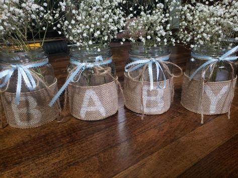 Babys Breath Center Pieces for Baby Shower Center Piece For Baby Shower Girl, Rustic Baby Shower Centerpieces, Simple Baby Shower Centerpieces, Baby Shower Center Piece, Baby Shower Table Set Up, Baby Shower Center, Burlap Baby Showers, Baby Shower Balloon Arch, Girl Baby Shower Centerpieces