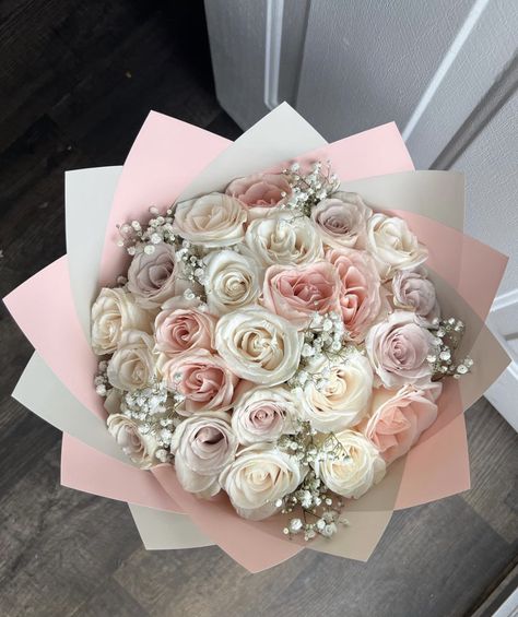 White And Light Pink Rose Bouquet, Pink And White Rose Bouquet, Birthday Flowers Bouquet, Balloon Designs, White Rose Bouquet, Luxury Flower Bouquets, Birthday Goals, White And Pink Roses, Floral Balloons