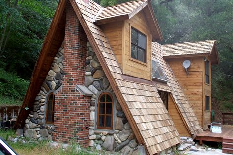 Design Case Mici, Casa Hobbit, A Frame Cabins, A Frame House Plans, A Small House, Brick And Wood, Cottage Cabin, A Frame Cabin, A Frame House