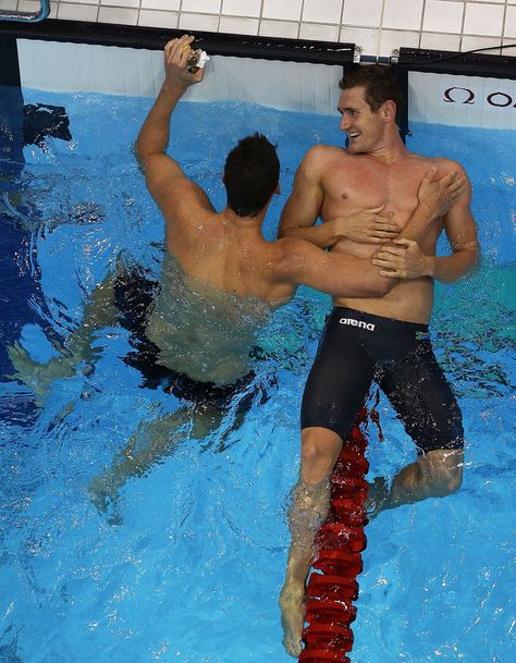 Cameron Van der Burgh (South Africa) receives congrats on his gold metal swim Olympic Swimming, Olympic Swimmers, Single Ladies, Pro Athletes, Swim Team, Athletic Men, Two Men, Sport Man, Man Swimming