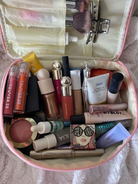 Makeup Materials Products, Minimalist Makeup Collection Aesthetic, Makeup Sephora Beauty Products, Aesthetic Makeup Collection, Minimal Makeup Aesthetic, Sephora Products Aesthetic, Skincare Collection Aesthetic, Meakup Product, Supergoop Sephora