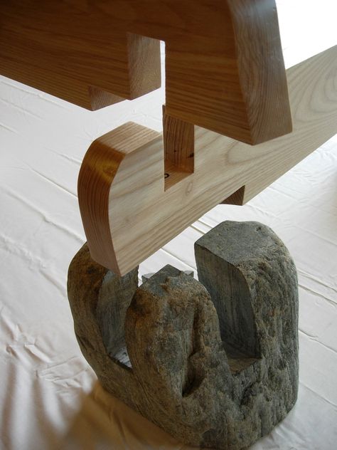 Wood embedded in rock construction view Japanese Bed, Japanese Joinery, Homemade Tables, Furniture Cheap, Wood Joints, Woodworking Joints, Into The Wood, Log Furniture, Kitchen Tables