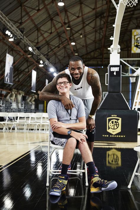 Nike Launches Flyease, Changing The Game For People With Disabilities. I've always liked Nike shoes...but now they really have my respect!! Respect Photo, Design Squad, Shoe Technology, Physical Disabilities, Adaptive Clothing, Fashion Cover, Free Shoes, Nike Basketball, Nike Zoom