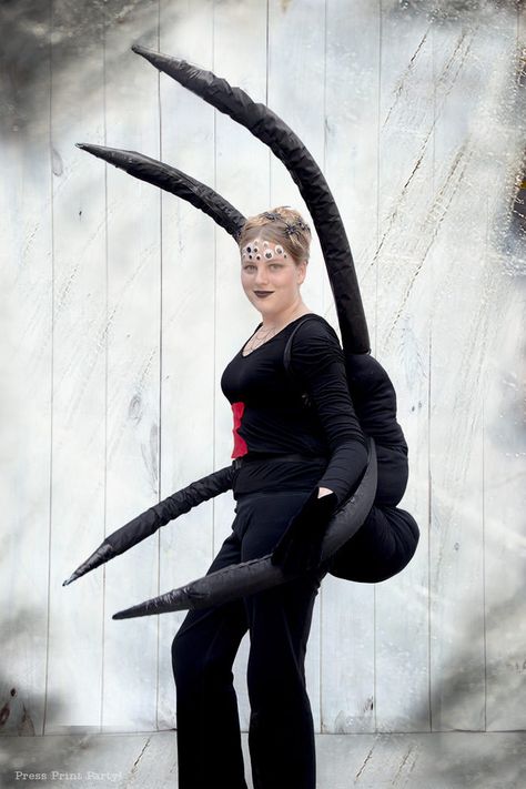 SPECTACULAR SPIDER COSTUME DIY - Make your own big black widow spider costume and look amazing on Halloween. Full instructions on how to make it in an afternoon. Great scary Halloween costume for women, teens and adults and adaptable as a kid's costume. More DIY Halloween costumes ideas for teenage girls and kids on the site. by Press Print Party! #Halloween #costume #partyideas Spider Costume Diy, Black Widow Spider Costume, Best Toddler Costumes, Black Widow Diy, Unique Toddler Halloween Costumes, Halloween Costume For Women, Black Widow Costume