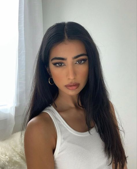 Pretty Wide Nose Women, Iffat Marashi, Iffat Marash, India Makeup, Feminine Makeup, Dewy Makeup Look, Brown Girls Makeup, Brown Skin Makeup, Dewy Makeup