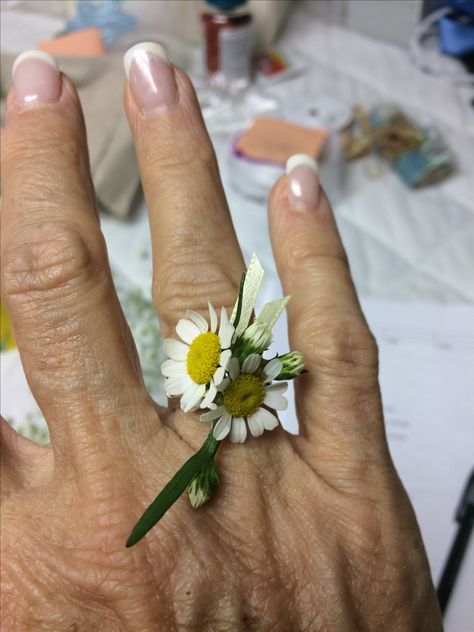 Flower ring of camomile for wedding violinist Real Flower Ring, Dainty Hallmarked Flower Ring For Wedding, Delicate Adjustable Flower Ring For Wedding, Corsage Wildflower, Flower Corsage Rings, Dried Floral Wrist Corsage, Antique Emerald Engagement Ring, Fresh Flower Jewelry, Pink Morganite Ring