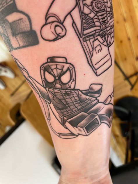 Albuquerque Tattoo, Spider Man Tattoo, Lego Tattoo, Tattoo Spider, Spiderman Tattoo, Lego Spiderman, Cool Tattoo Ideas, Marvel Tattoos, Spider Tattoo