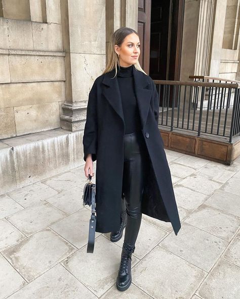 Black Coat Outfit Winter, Long Black Coat Outfit, Black Coat Outfit, City Break Outfit, Ny Outfits, Cold Outfits, Paris Outfits, Mode Casual, Cooler Look