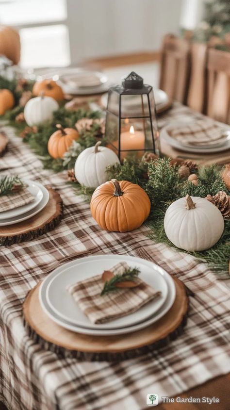 Rustic Thanksgiving Table Settings: Ideas for a Cozy Celebration - The Garden Style Thanksgiving Outside Table, Thanksgiving Serving Table Ideas, Rustic Thanksgiving Table Settings, Thanksgiving Tablescapes Simple, Farmhouse Thanksgiving Table, Rustic Thanksgiving Table, Simple Thanksgiving Table Decor, Table Settings Ideas, Thanksgiving Servings