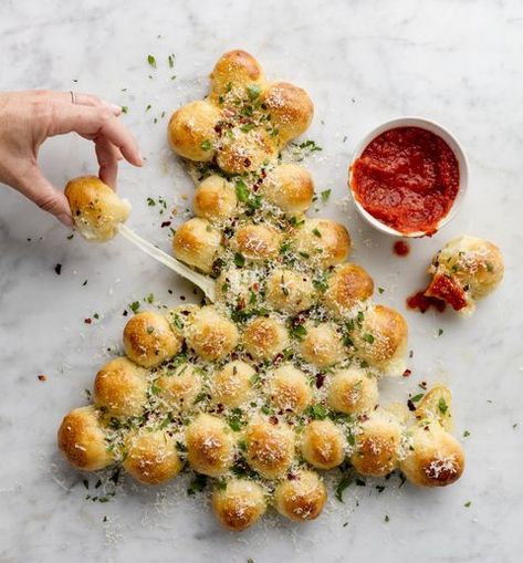 pull-apart-christmas-tree Pull Apart Christmas Tree, Christmas Tree Pull Apart Bread, Christmas Tree Food, Holiday Party Appetizers, Appetizers Easy Finger Food, Christmas Food Dinner, Mary Berry, Holiday Appetizers, Christmas Party Food