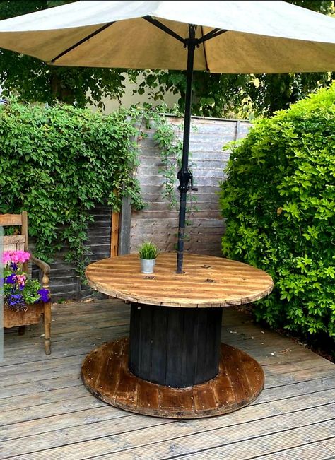 Cable Reel Ideas Garden, Green Pub, Cable Reel Table, Wood Spool Tables, Wooden Spool Tables, Wooden Cable Spools, Wooden Spool Projects, Spool Ideas, Spool Table