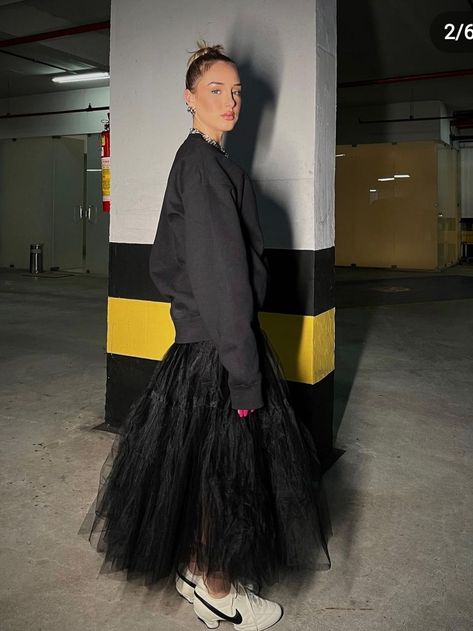 Tulle Skirt Leather Jacket Outfit, Tulle Skirt Outfit Winter, Tule Skirt Outfit, Tulle Skirt Outfit Casual Street Style, Black Tulle Skirt Outfit, Outfits On People, Tulle Skirt Outfits Casual, Outfits 30s, Tulle Skirt Outfit