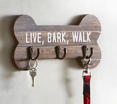 Dog Hanger Diy, Dog Bone Leash Holder, Dog Bone Sign Ideas, Wooden Dog Leash Holder, Diy Wood Pet Projects, Diy Dog Wood Projects, Dog Hooks For Leash, Pet Projects Diy, Leash Holder Diy