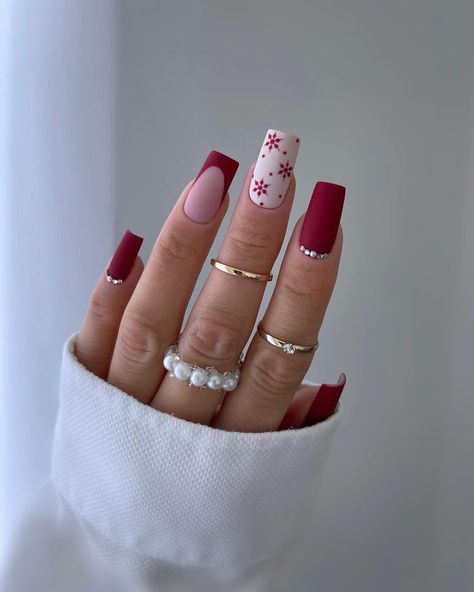 A soft pink and red combination with minimalistic snowflake designs. This modern and chic look is complemented by the matte finish and small rhinestones, making it perfect for a subtle yet festive winter manicure. Colors For Fall 2023, Red Winter Nails, Pink And White Nail Designs, Cute November Nails, Nail Colors For Fall, Metallic Nail Colors, Pink And White Nails, Nails Thanksgiving, Pink White Nails