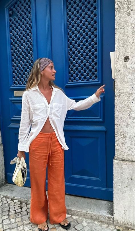 Linen Pants Summer Outfit, Barcelona Outfits Summer, Quick And Easy Summer Hairstyles, Orange Linen Pants, Orange Pants Outfit, Pants Summer Outfit, Lola Martinez, Pantalon Orange, Barcelona Outfits