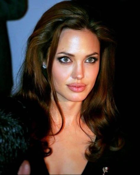 angelina jolie angelinajolie 90s Angelina Jolie Nose, 90s Models Makeup, Angelina Jolie Face, Angelina Jolie Hair, Angelina Jolie 90s, Black Hair Makeup, Angelina Jolie Makeup, Prom Eyes, Angelina Jolie Style