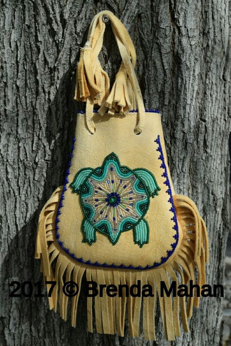 Turtle Beadwork, Athabascan Beadwork, Medicine Bags, Beadwork Ideas, Indian Beadwork, Medicine Pouch, Bead Bag, Native American Crafts, Native Beadwork