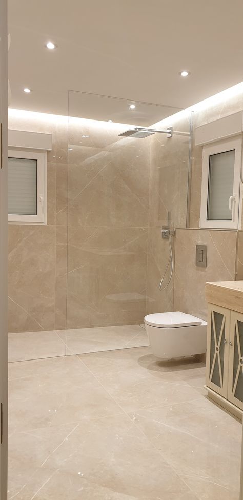 Bathroom Design Beige Tiles, Big Tiled Shower Ideas, Bathroom Ideas Sand Color, Light Toilet Room, Bathroom Ideas Cream Tiles, Bathroom Sand Color Tiles, Sandy Tiles Bathroom, Sand Colored Tile Bathroom, Cream Stone Bathroom