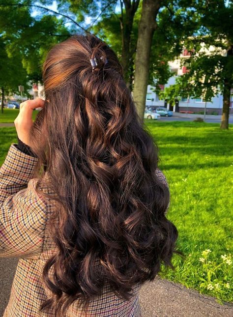 Hair Updos Easy, Updos Easy, Brown Hair Inspo, Long Brown Hair, Long Wavy Hair, Aesthetic Hair, Hair Updos, Hair Highlights, Pretty Hairstyles