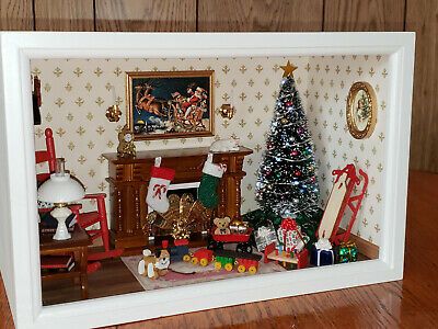 MINIATURE DOLLHOUSE 1:12 Scale Christmas Display Room Box Diorama by Cyndi - $274.95 Z Diy Christmas Miniatures, Diy Christmas Shadow Box, Display Room, Box Diorama, Room Box Miniatures, Christmas Miniatures, Christmas Diorama, Christmas Shadow Boxes, Dollhouse Christmas