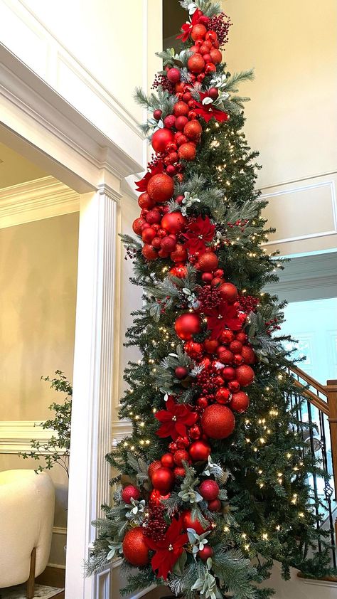 Elegant Christmas Tree Decorations, Decor 2023, Elegant Christmas Trees, Creative Christmas Trees, Christmas Tablescape, Pencil Christmas Tree, Christmas Themes Decorations, Christmas Tree Inspiration, Red Christmas Tree