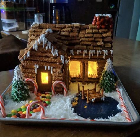 Gingerbread Log Cabin, Easy Gingerbread House, Homemade Gingerbread House, Gingerbread House Ideas, Cool Gingerbread Houses, Gingerbread House Recipe, Ginger House, Gingerbread House Parties, Gingerbread House Designs