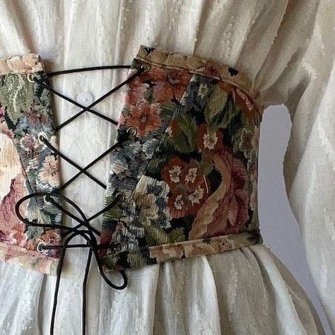 Nancy Oliver Twist, Diy Corset Belt, Making A Corset, Diy Corset, Belt Corset, Under Bust Corset, Victorian Corset, Oliver Twist, Floral Corset