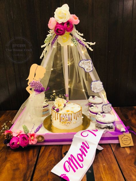 Cake For Bhabhi Birthday, Gift Hamper For Mom Birthday, Cake Hampers Ideas, Gift For Baby Shower Mommy, Cake Platter Ideas, Mom To Be Decoration Ideas, Mom To Be Hamper Gift Ideas, Cake Hampers Gift Ideas, Mom To Be Hamper